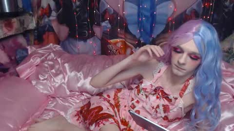 Snapshot of iselestias chatting on 11/19/25, 10:43 Sele online show from 11/19/25, 10:43