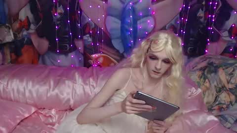 Snapshot of iselestias chatting on 12/04/25, 10:07 Sele online show from 12/04/25, 10:07