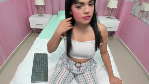 Snapshot of isis_loraine_ chatting on 03/11/25, 02:10 ISIS online show from 03/11/25, 02:10