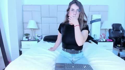 Snapshot of isis_loveyes_ chatting on 10/31/25, 08:21 Pauli online show from 10/31/25, 08:21