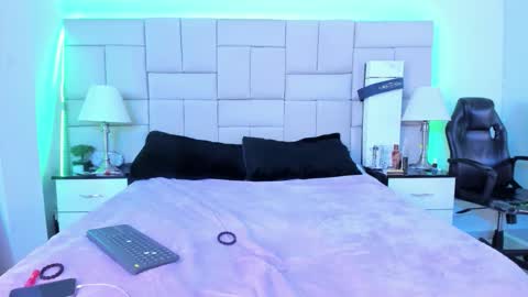 Snapshot of isis_loveyes_ chatting on 11/20/25, 11:48 Pauli online show from 11/20/25, 11:48