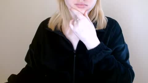 Snapshot of isla00 chatting on 06/12/26, 06:23 Isla online show from 06/12/26, 06:23