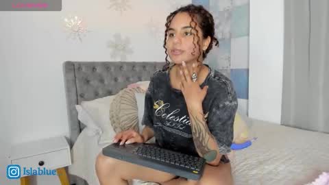 Snapshot of islaa_bluee chatting on 01/18/26, 03:21 Isla Blue online show from 01/18/26, 03:21