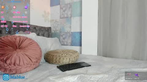 Snapshot of islaa_bluee chatting on 04/09/26, 02:00 Isla Blue online show from 04/09/26, 02:00