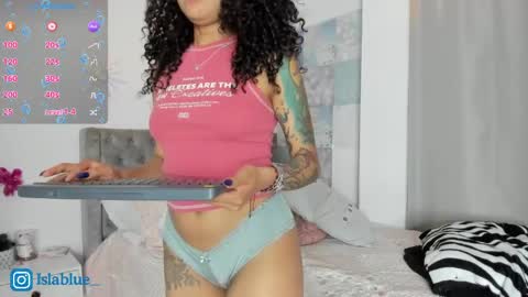 Snapshot of islaa_bluee chatting on 05/03/26, 11:11 Isla Blue online show from 05/03/26, 11:11