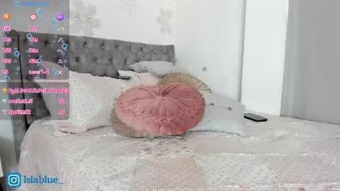 Snapshot of islaa_bluee chatting on 05/12/26, 02:25 Isla Blue online show from 05/12/26, 02:25