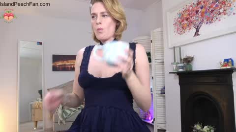 Snapshot of island_peach chatting on 11/09/25, 02:15 Lou Peaches online show from 11/09/25, 02:15