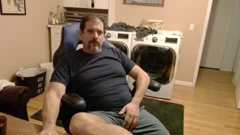 Snapshot of islandguy70 chatting on 11/09/25, 04:00 Jim online show from 11/09/25, 04:00
