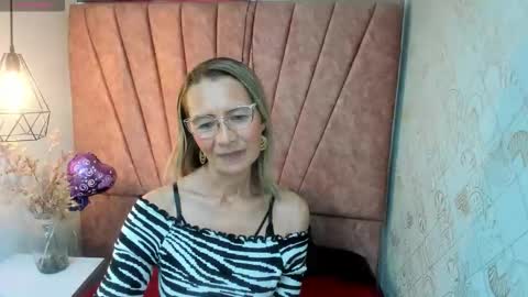 Snapshot of issa_milf__ chatting on 10/15/25, 01:22 ISSA MILF online show from 10/15/25, 01:22