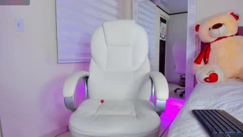 Snapshot of issabellarodriguez chatting on 11/27/25, 09:44 Isa online show from 11/27/25, 09:44