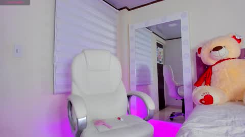 Snapshot of issabellarodriguez chatting on 12/15/25, 08:40 Isa online show from 12/15/25, 08:40