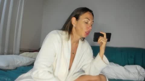 Issabelle online show from 09/15/25, 05:40