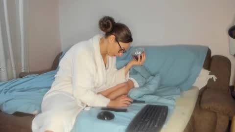 Snapshot of issabelle_69 chatting on 11/18/25, 07:02 Issabelle online show from 11/18/25, 07:02