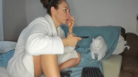 Snapshot of issabelle_69 chatting on 11/19/25, 06:24 Issabelle online show from 11/19/25, 06:24