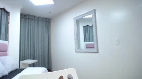 issadorajames online show from 02/08/25, 07:05