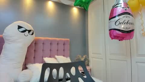 issadorajames online show from 10/05/25, 02:26