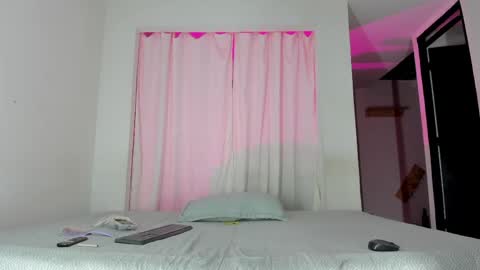 Isabella  online show from 06/08/26, 07:42