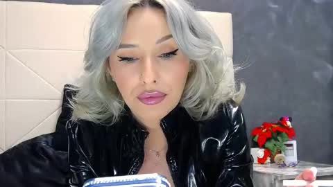 IssaSmyth online show from 05/16/26, 07:27
