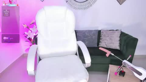 Snapshot of issi_loren chatting on 12/14/25, 10:03 issi_loren online show from 12/14/25, 10:03