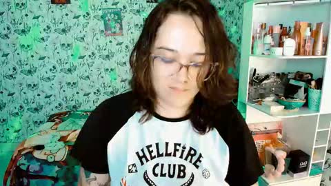 Snapshot of issis_demon chatting on 01/07/26, 06:05 Yiz online show from 01/07/26, 06:05