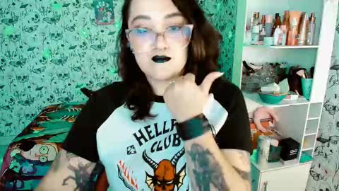Snapshot of issis_demon chatting on 01/16/26, 04:05 Yiz online show from 01/16/26, 04:05
