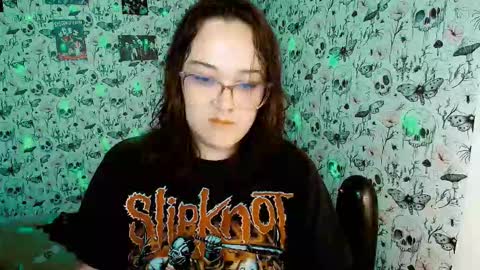 Snapshot of issis_demon chatting on 02/17/26, 03:25 Yiz online show from 02/17/26, 03:25