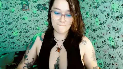Snapshot of issis_demon chatting on 02/28/26, 04:24 Yiz online show from 02/28/26, 04:24