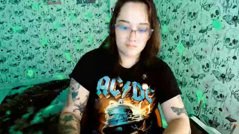 Snapshot of issis_demon chatting on 03/03/26, 04:51 Yiz online show from 03/03/26, 04:51