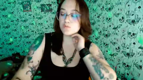 Snapshot of issis_demon chatting on 03/14/26, 03:56 Yiz online show from 03/14/26, 03:56