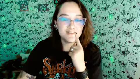 Snapshot of issis_demon chatting on 03/16/26, 05:44 Yiz online show from 03/16/26, 05:44