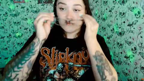 Snapshot of issis_demon chatting on 03/28/26, 04:01 Yiz online show from 03/28/26, 04:01