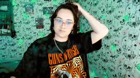 Snapshot of issis_demon chatting on 04/26/26, 04:32 Yiz online show from 04/26/26, 04:32