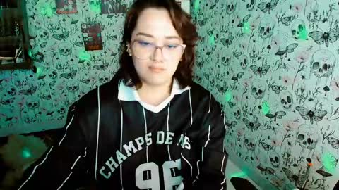 Snapshot of issis_demon chatting on 05/16/26, 12:18 Yiz online show from 05/16/26, 12:18