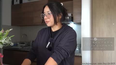 Snapshot of its_jessi chatting on 09/24/25, 08:23 Jessi online show from 09/24/25, 08:23