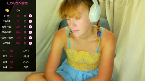 Snapshot of its_lily chatting on 09/15/25, 08:42 Lily online show from 09/15/25, 08:42
