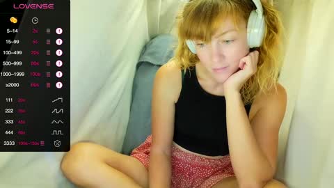 Snapshot of its_lily chatting on 10/22/25, 10:20 Lily online show from 10/22/25, 10:20