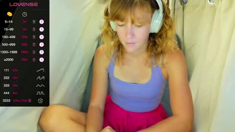 Snapshot of its_lily chatting on 10/25/25, 08:14 Lily online show from 10/25/25, 08:14
