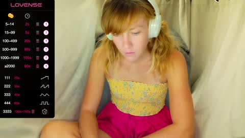 Snapshot of its_lily chatting on 11/11/25, 04:34 Lily online show from 11/11/25, 04:34