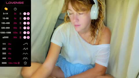 Snapshot of its_lily chatting on 11/18/25, 08:13 Lily online show from 11/18/25, 08:13