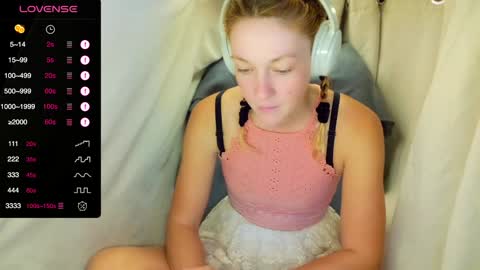 Snapshot of its_lily chatting on 12/14/25, 08:46 Lily online show from 12/14/25, 08:46