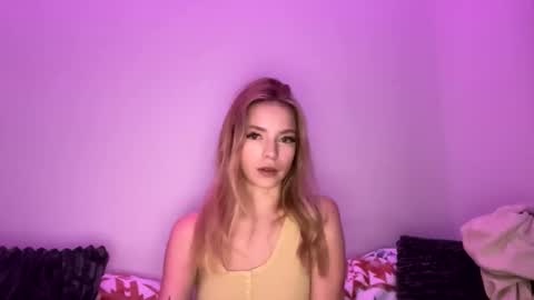 Snapshot of itsdanirose chatting on 05/19/26, 02:18 Danielle Rose online show from 05/19/26, 02:18