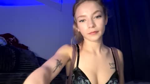 Snapshot of itsdanirose chatting on 05/22/26, 02:19 Danielle Rose online show from 05/22/26, 02:19