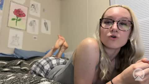 Snapshot of itshallie chatting on 07/24/26, 01:36 Hallie online show from 07/24/26, 01:36