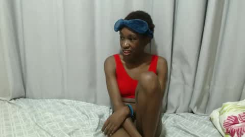 Snapshot of itslaynne chatting on 10/22/25, 02:06 Laynne online show from 10/22/25, 02:06