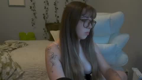 Snapshot of itsmiaeverly chatting on 08/09/26, 03:23 Mia Everly online show from 08/09/26, 03:23