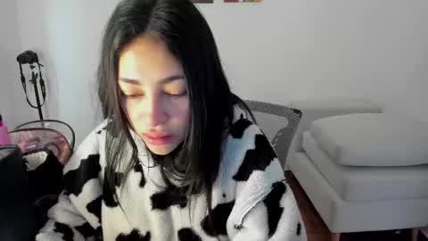 Itziar  online show from 10/31/25, 03:57