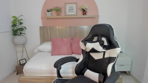 Snapshot of ivette_swan chatting on 02/03/26, 12:21 I V E T T E online show from 02/03/26, 12:21