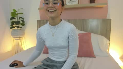 Snapshot of ivette_swan chatting on 02/18/26, 07:21 I V E T T E online show from 02/18/26, 07:21