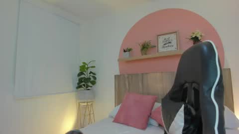 Snapshot of ivette_swan chatting on 04/14/26, 07:42 I V E T T E online show from 04/14/26, 07:42