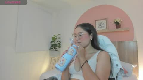 Snapshot of ivette_swan chatting on 04/15/26, 07:43 I V E T T E online show from 04/15/26, 07:43